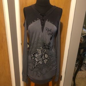 Long sleeves hooded shirt with shoulders out
